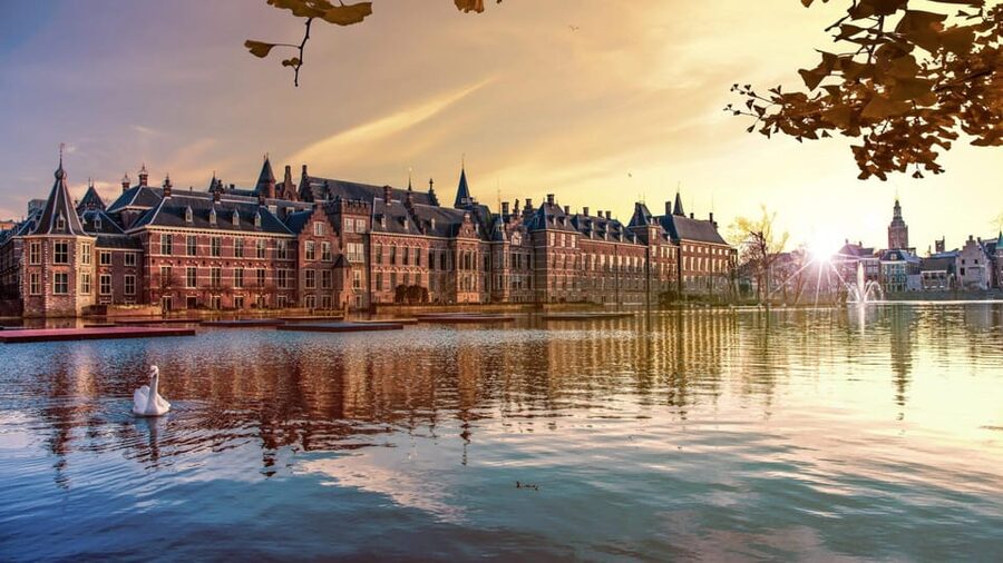 From Amsterdam: Rotterdam to The Hague and Delft - The coach rhythm: how the day stays organized across three cities