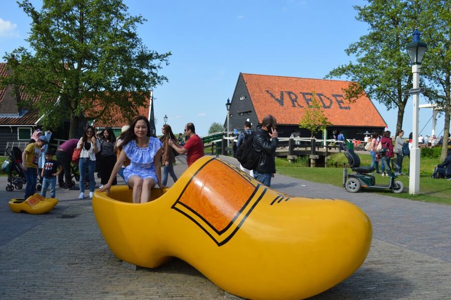 From Amsterdam: Small Group Zaanse Schans and Volendam Tour - Volendam Around Noon: Seaside Village Walk and Real Tastes