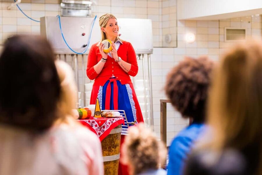 From Amsterdam: Zaanse Schans, Volendam, and Marken Day Trip - Guides and group size: where the experience succeeds and where it can pinch