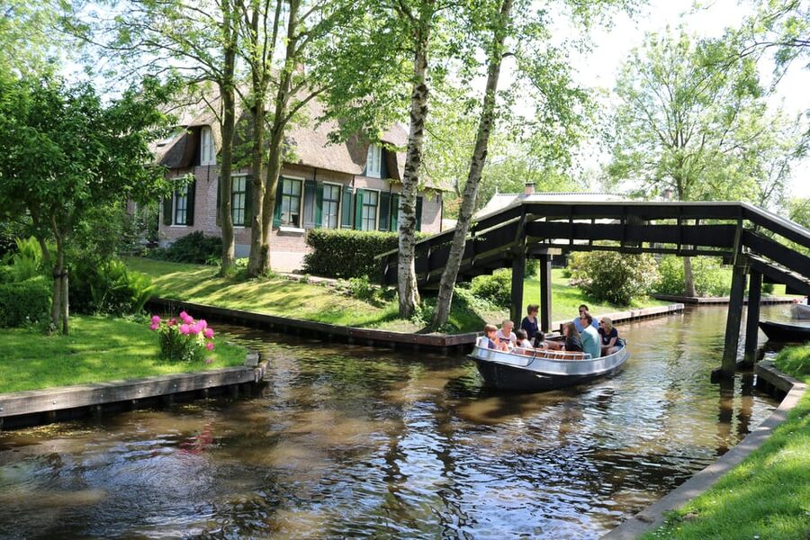 Giethoorn: 2,5 Hours 7 persons boat steeringwheel + cushions - Key Things You Should Know Before You Go