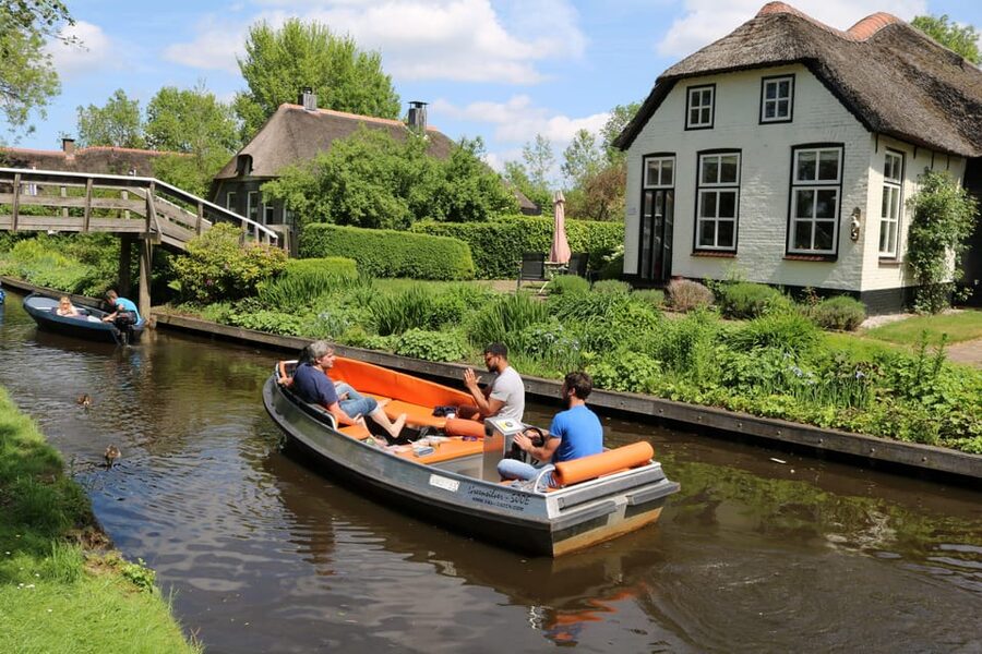 Giethoorn: 2,5 Hours 7 persons boat steeringwheel + cushions - Picking Up the Boat at Koppers Giethoorn