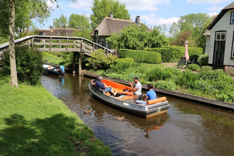 Giethoorn: 2,5 Hours 7 persons boat steeringwheel + cushions - The Boat Setup: Steering Wheel and Cushions for Comfort