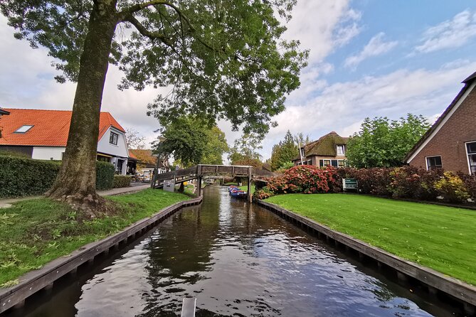 Giethoorn, Afsluitdijk, Zaanse Schans Day Tour Incl Hotel Pick Up - Giethoorn: Little Venice time, one-hour canal cruise, and optional self-drive boats