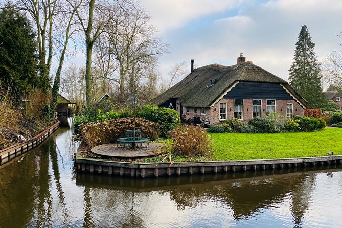 Giethoorn, Afsluitdijk, Zaanse Schans Day Tour Incl Hotel Pick Up - Guides and on-the-ground experience: what to expect from the human factor