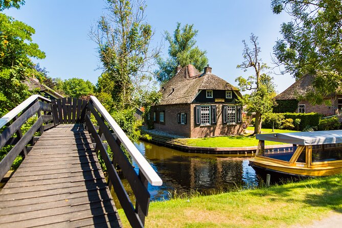 Giethoorn and Afsluitdijk Day Trip from Amsterdam with Boat Trip - Giethoorn By Boat and on Foot: The Car-Free Village Experience