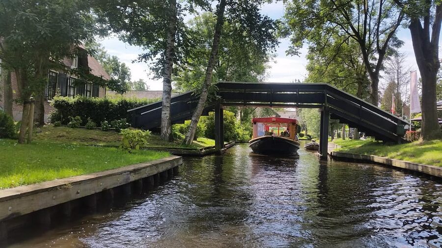 Giethoorn: Canal cruise Giethoorn village and lake - A one-hour Giethoorn cruise that starts with comfort