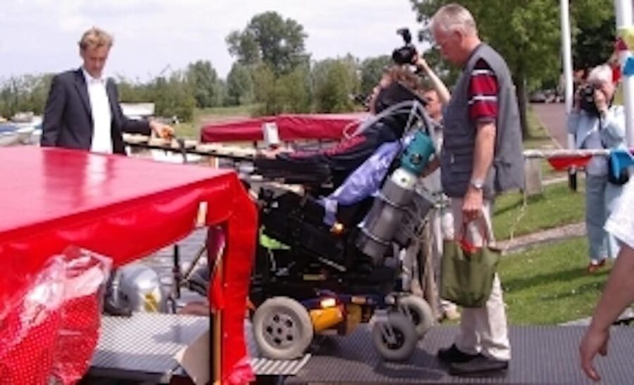 Giethoorn: Canal cruise Giethoorn village and lake - How the guide is delivered: captain talk plus audio in 9 languages