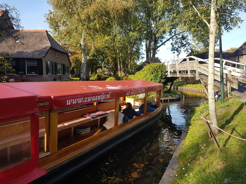 Giethoorn: Canal cruise Giethoorn village and lake - The boat convoy reality: busy canals and timing to watch