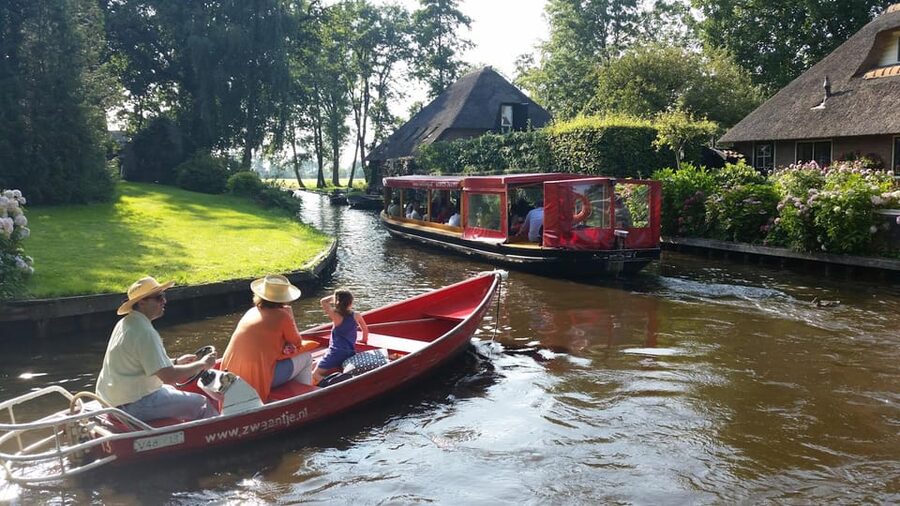 Giethoorn: Canal cruise Giethoorn village and lake - Included value: what you get for about $12 per person