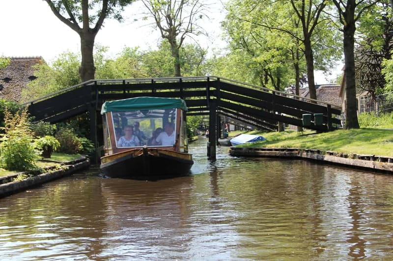 Giethoorn: Canal Cruise & lake Tour & Sightseeing Village - Your captain-guide is the storyteller, not just the driver