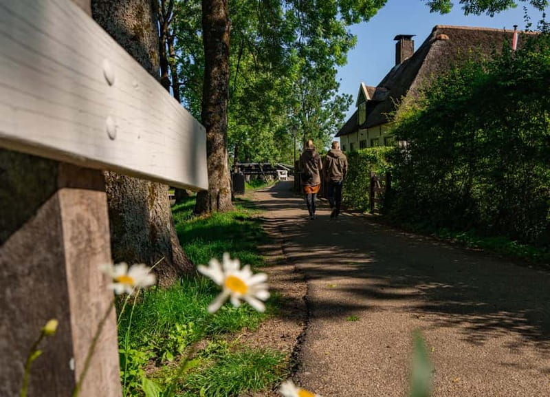 Giethoorn: Canal Cruise & lake Tour & Sightseeing Village - After the boat: break time, then free time on foot