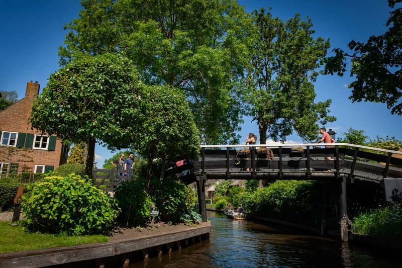 Giethoorn: Canal Cruise & lake Tour & Sightseeing Village - Wheelchair access and who this experience fits best