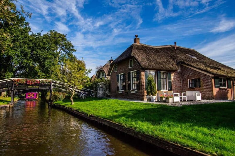 Giethoorn: Canal Cruise & lake Tour & Sightseeing Village - The 1-hour heated canal cruise with adjustable windows