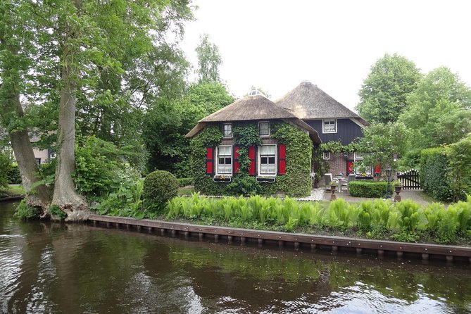 Giethoorn Day Tour from Amsterdam with Small Boat Ride - Lunch, Souvenirs, and How to Keep Your Afternoon From Getting Crunched