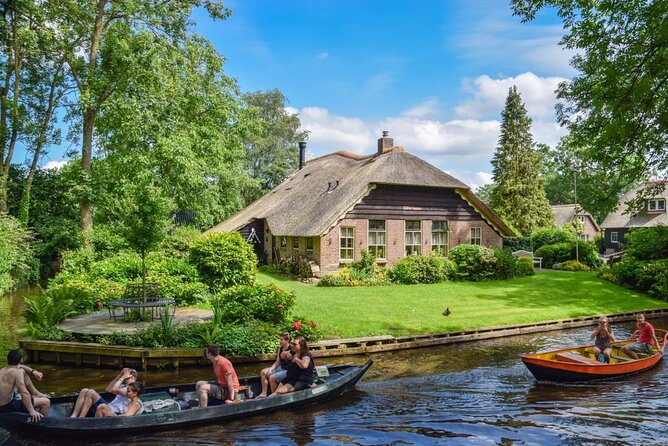 Giethoorn Day Trip from Amsterdam With Cruise and Cheeseplatter - Giethoorn, the “Venice of the Netherlands,” in a single coach day