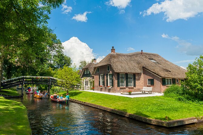 Giethoorn Day Trip from Amsterdam With Cruise and Cheeseplatter - Stop 1 to Stop 2: the Henri Willig cheese farm store moment