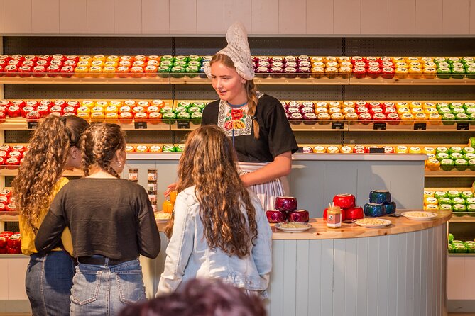 Giethoorn Day Trip from Amsterdam With Cruise and Cheeseplatter - The Giethoorn cruise: live guide talk plus a real reason to slow down