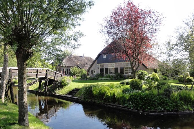 Giethoorn Day Trip from Amsterdam With Cruise and Cheeseplatter - Stop 3: free time in Giethoorn for lunch, bridges, and Willig shopping