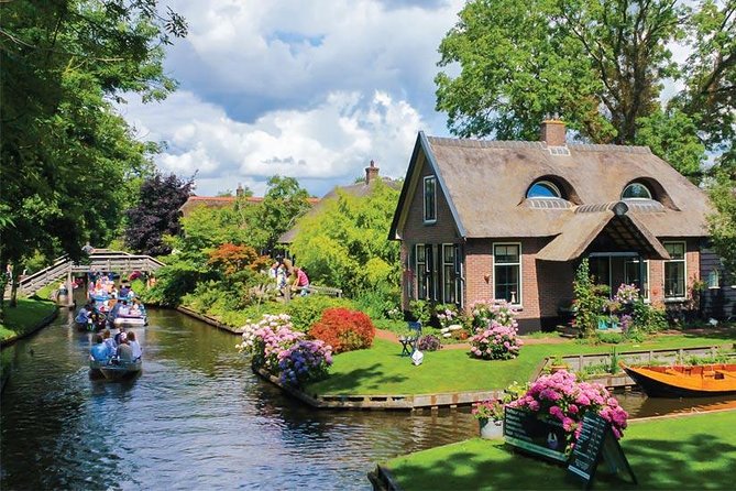 Giethoorn Private Tour Guide Giethoorn in luxury Jaguar S Type - Molen de Vriendschap: Twin Windmill Photo Stop in Plain Holland Time