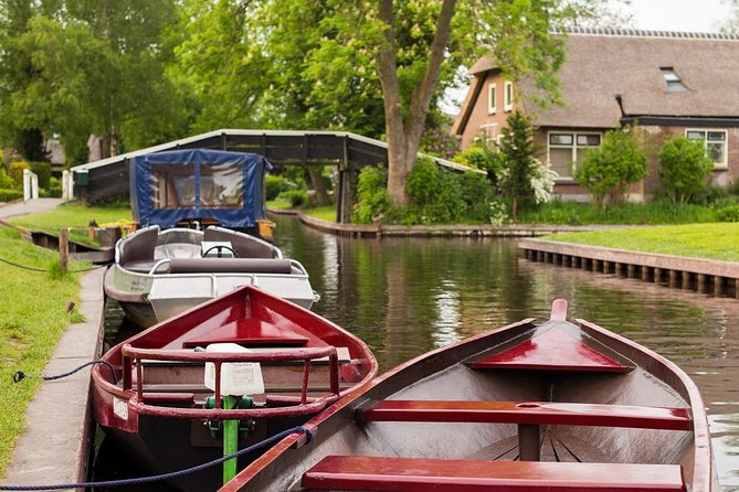 Giethoorn Private Tour Guide Giethoorn in luxury Jaguar S Type - Food and Comfort: Stroopwafels, Water, Ponchos, and Kid-Friendly Extras