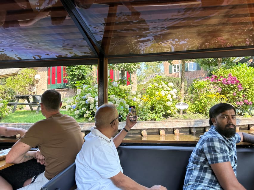 Giethoorn: Round trip from Amsterdam optional guided cruise - Lunch, boat rentals, and pacing yourself in a photo-friendly village