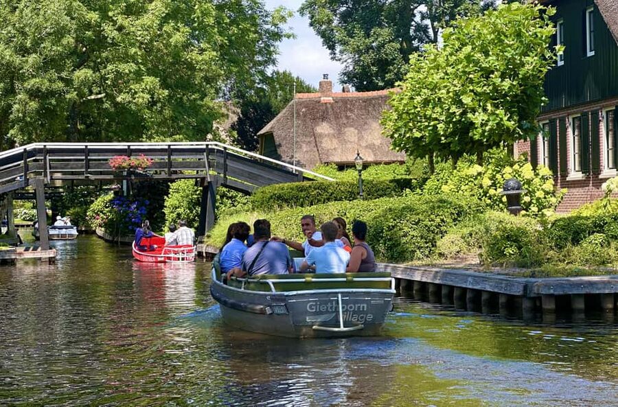 Giethoorn: Round trip from Amsterdam optional guided cruise - The return ride: leaving Giethoorn at 2:30 PM, back by 3:50 PM