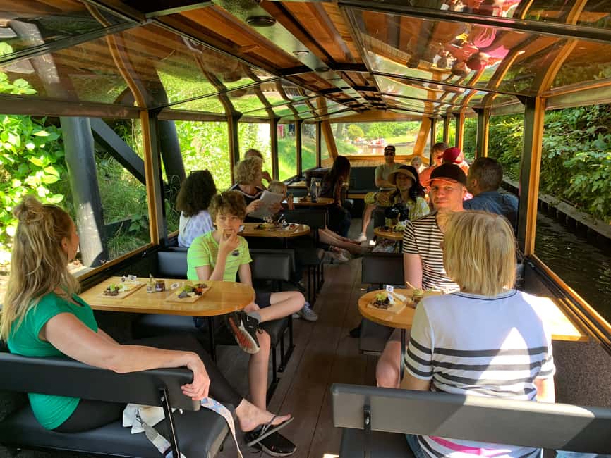 Giethoorn: Sightseeing Boat Tour - Getting on the boat at Grand Café Henri Willig