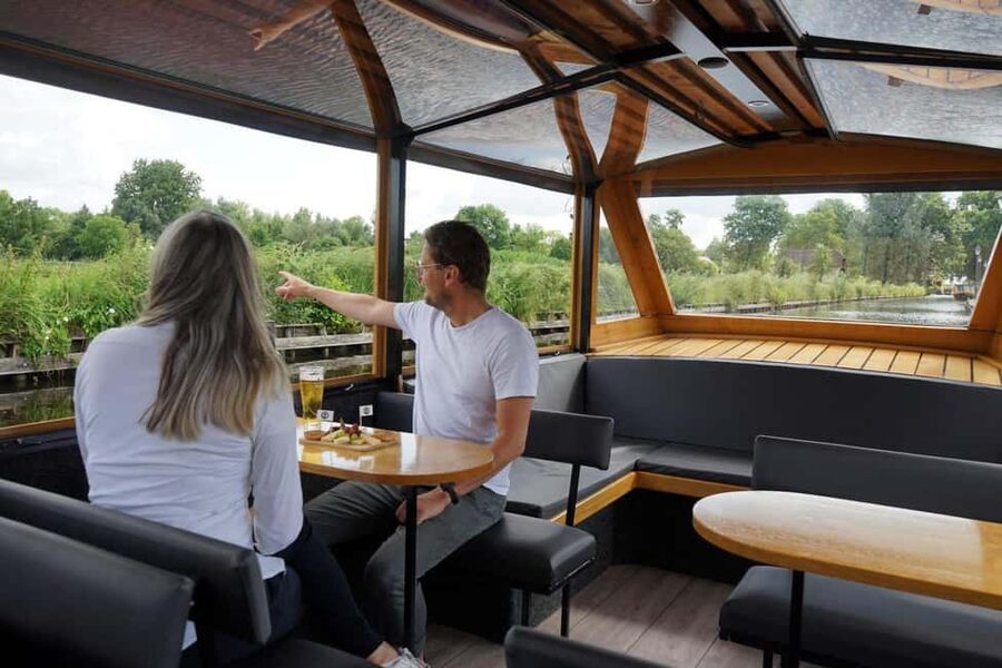 Giethoorn: Sightseeing Boat Tour - What your live guide does with all that water time