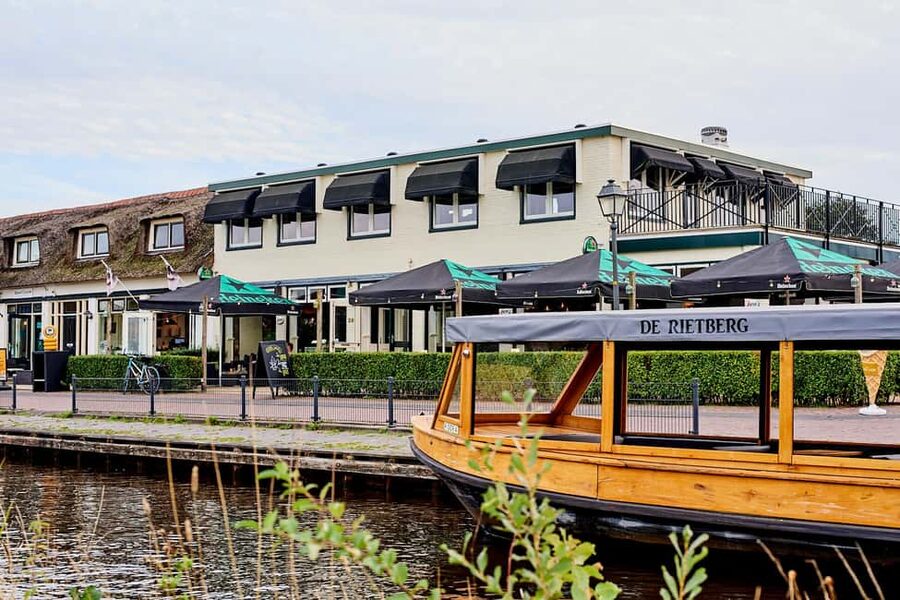 Giethoorn: Sightseeing Boat Tour - Stop 1 and Stop 3: the Henri Willig rhythm