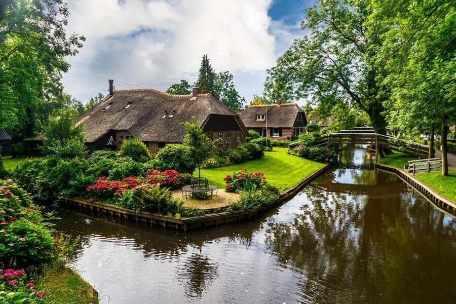 Giethoorn: Sightseeing Boat Tour - Rules, space, and who this tour fits best