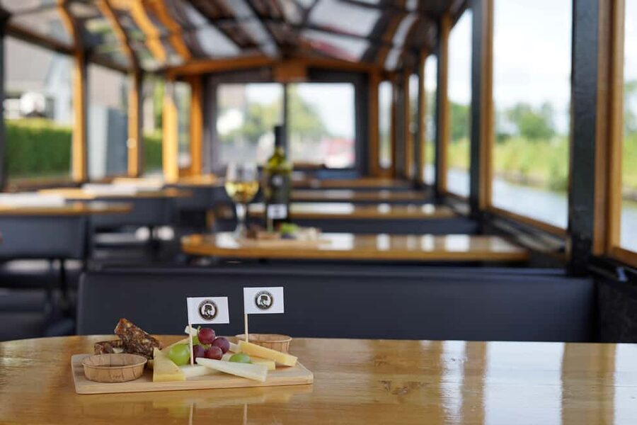 Giethoorn: Sightseeing Boat Tour - Best way to choose your departure time (weather helps)