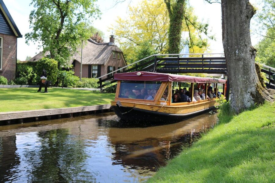 Giethoorn: Village & National Park Canal Cruise with Coffee - Entering Giethoorn by electric boat, not foot