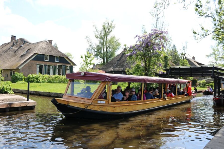 Giethoorn: Village & National Park Canal Cruise with Coffee - Drinks on board: comfort, pacing, and small-cup expectations