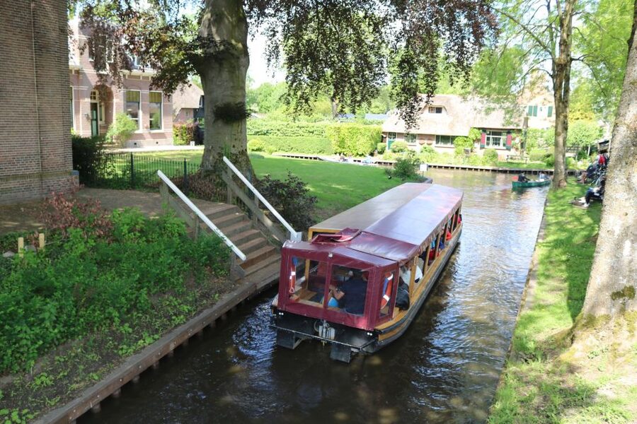 Giethoorn: Village & National Park Canal Cruise with Coffee - Best timing in Giethoorn: avoid the canal jam