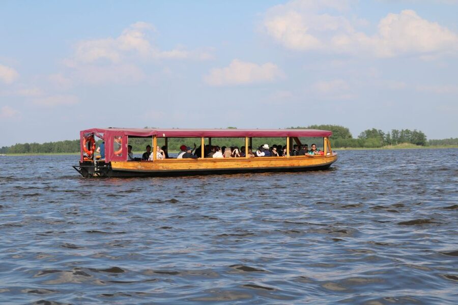 Giethoorn: Village & National Park Canal Cruise with Coffee - The 1-hour cruise rhythm: canals, bridges, and a quick reality check