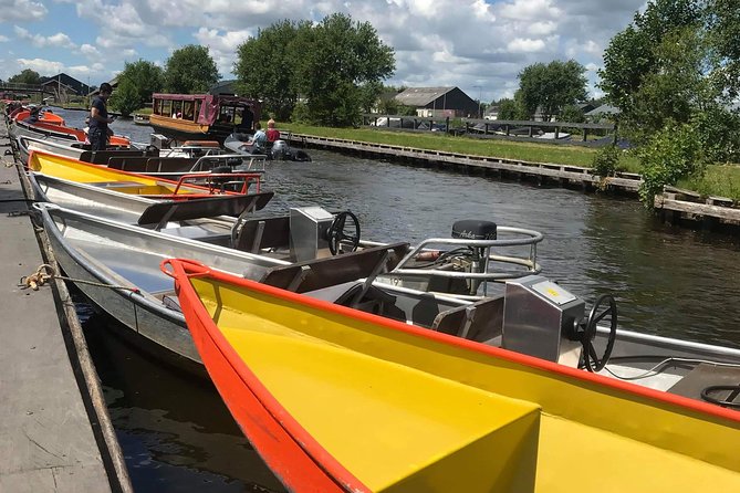 Giethoorn, Zaanse Schans Windmills Guided Day Trip from Amsterdam - Giethoorn canal life: the 1-hour boat cruise