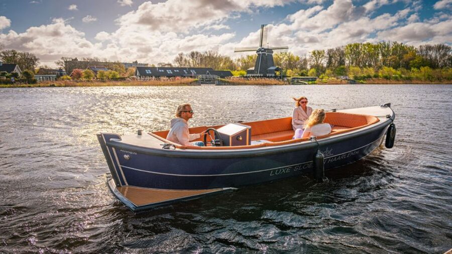 Haarlem: Self-Drive Private Electric Boat Rental - Industrieweg 7: finding the dock, getting your safety briefing, and grabbing the map