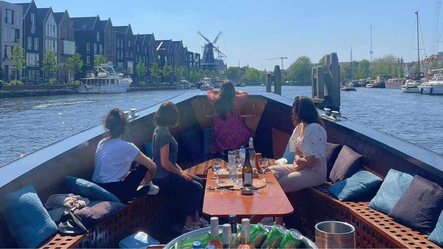 Haarlem: Sightseeing Boat Tour with Snacks and Drinks - A Legal Building Moment: Rechtbank Noord-Holland