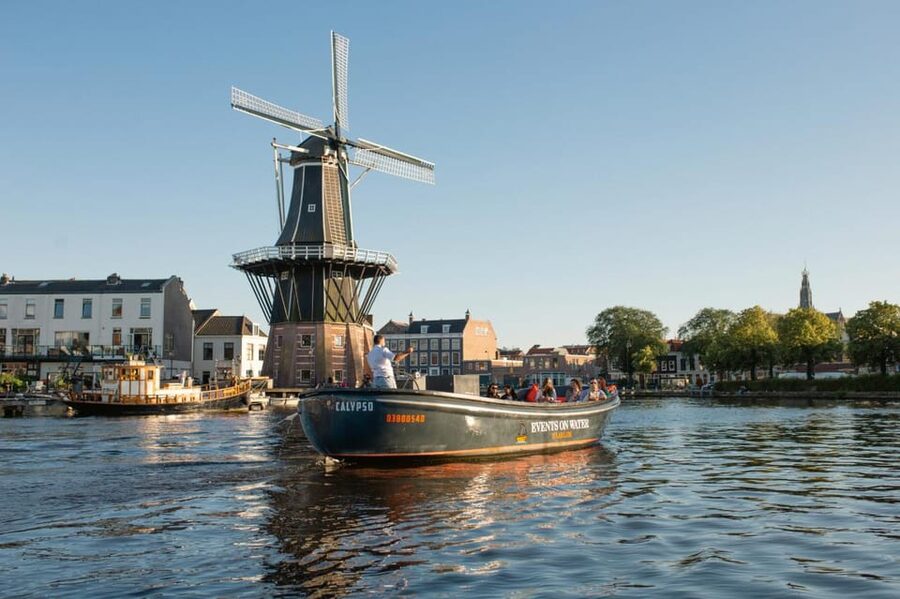 Haarlem: Sightseeing Boat Tour with Snacks and Drinks - 75 Minutes That Feels Like a Reset