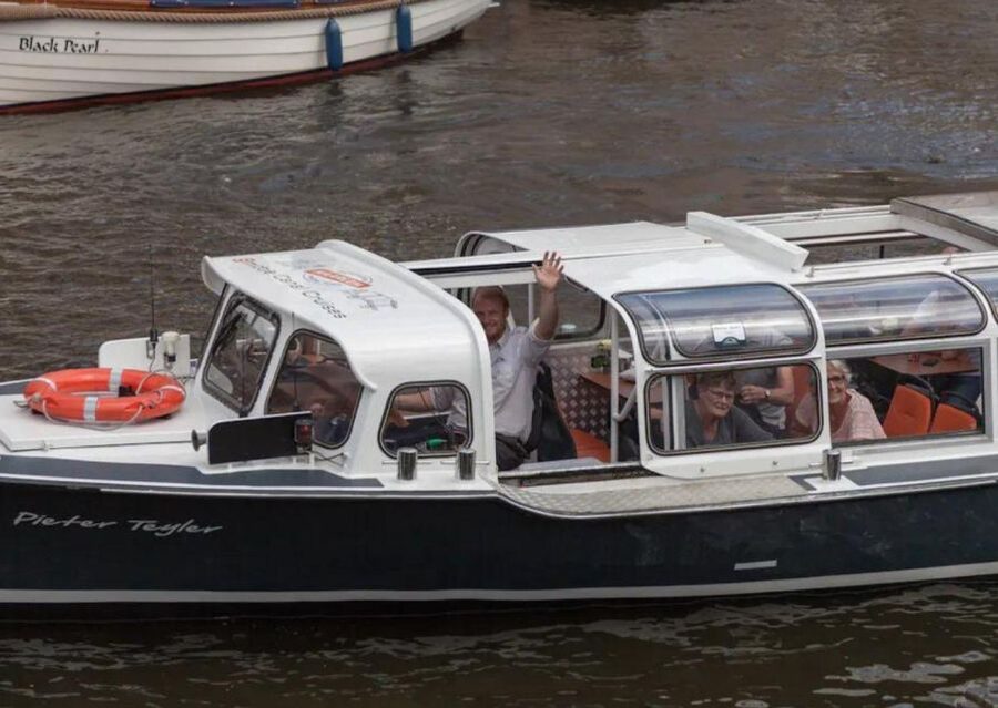 Haarlem: Sightseeing Canal Cruise through the City Center - Nieuwe Gracht and the Jopenkerk: architecture closer than you think