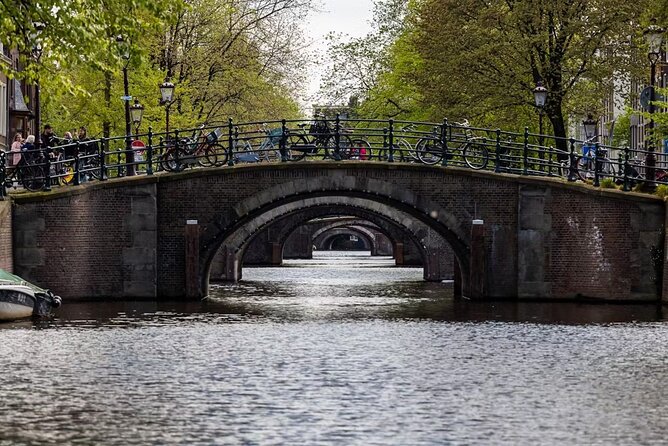 Highlights and Local Insights Canal Cruise Tour in Amsterdam - Getting Oriented at Rembrandt Square, then Letting the Water Do the Work