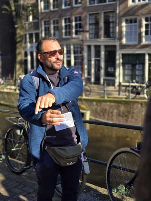 Liberal Amsterdam: Small-Group Walking Tour & Anne Frank VR - Getting oriented at De Silveren Spiegel and Kattengat