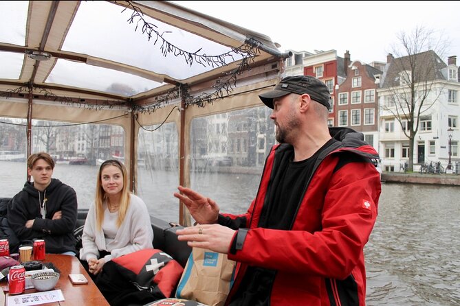 Luxury Amsterdam Canal Cruise – Unlimited Cocktails Included (1H) - The iconic romantic bridge: plan for photos