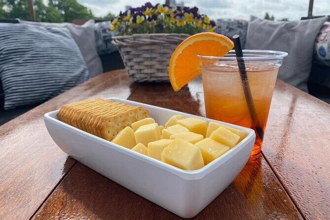 Luxury Amsterdam Canal Cruise – Unlimited Cocktails Included (1H) - Hosts and captains: the personal touch in a small group