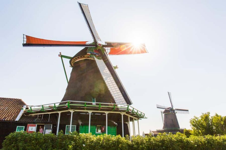 Marken, Volendam, and Edam Full-Day Tour from Amsterdam - Volendam free time: shops, souvenirs, and how to use your minutes