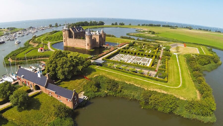 Muiden: Entry Ticket to Muiderslot Castle - Timing and route planning: gardens first, or castle first?