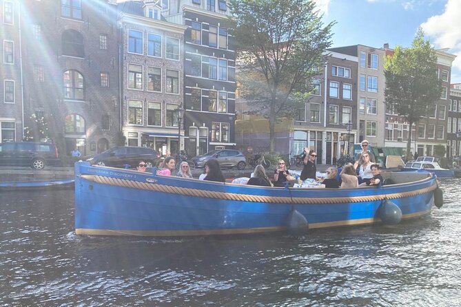 Open Dutch Boat! Silent electric drive. Nice cosy boat ride... - Key things to love about this Amsterdam electric canal cruise