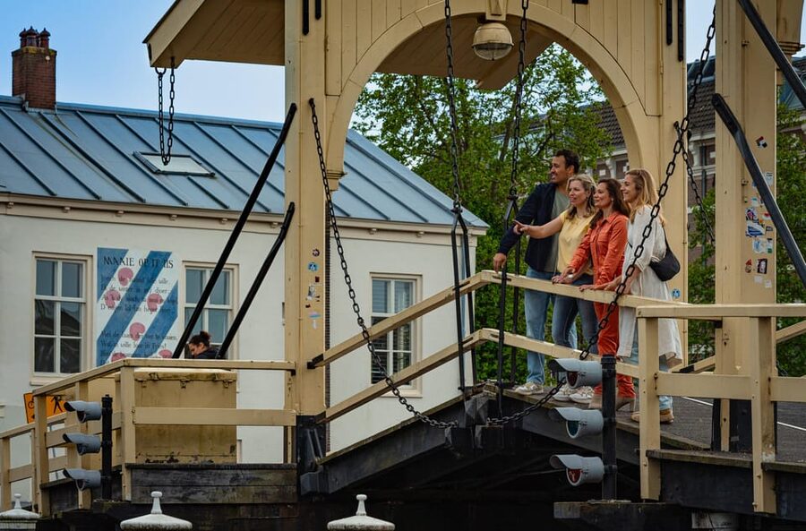 Outside Escape Amsterdam with your friend(s) and have fun! - Difficulty levels, free hints, and the servicedesk timing