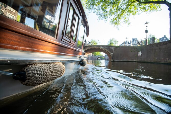 Private Boat Tour Amsterdam - 90 Min incl. welcome drink on historic saloon boat - The meeting point on Oosterdokskade and how to plan your timing