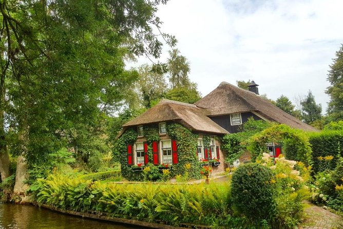 Private Daytrip Giethoorn and Windmills of Zaanse Schans from Amsterdam - Giethoorn canals and thatched-roof calm, plus the whisper boat option